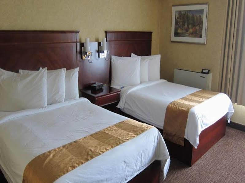 Days Inn By Wyndham Toronto West Миссиссага Экстерьер фото